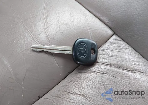 2002 Toyota Sequoia Sr5 V8 z USA, uszkodzony, nr VIN 5TDBT44AX2S081826